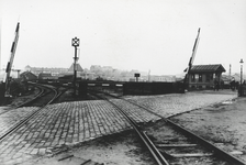 169354 Gezicht op het spoorwegovergang in de Cruquiusweg te Amsterdam, met rechts blokpost V.